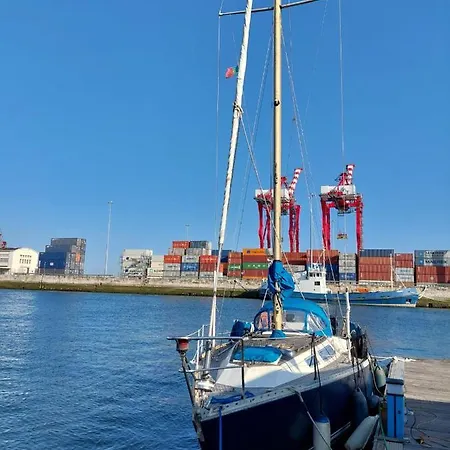Úszó hotel Vintage Sailboat In The Center Of Lisboa
